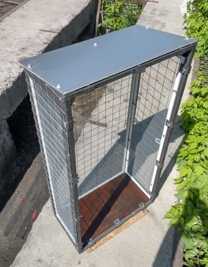 Вольер со съемными противомоскитными сетками.