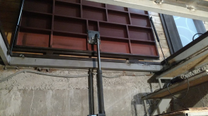 Автоматический люк в подвал дома.