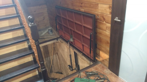 Автоматический люк в подвал дома.