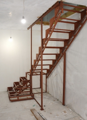 Лестница с пригласительной ступенью