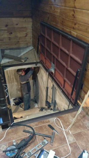 Автоматический люк в подвал дома.