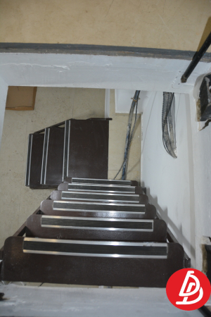 Люк и лестница в подвал