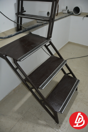 Люк и лестница в подвал