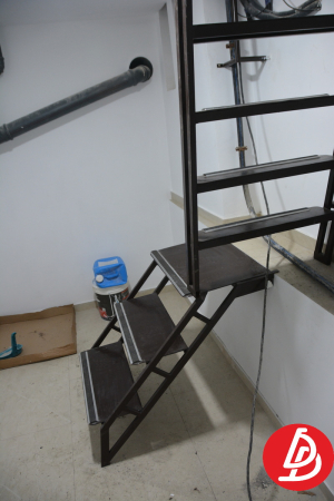 Люк и лестница в подвал