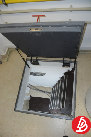 Люк и лестница в подвал