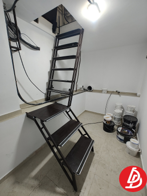 Люк и лестница в подвал