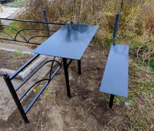 Металлический столик и лавочка