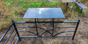 Металлический столик и лавочка