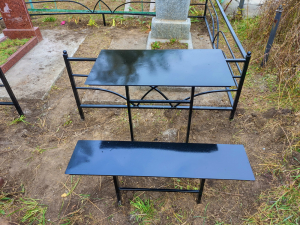 Металлический столик и лавочка