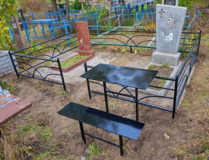 Металлический столик и лавочка