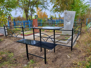 Металлический столик и лавочка