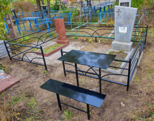 Металлический столик и лавочка