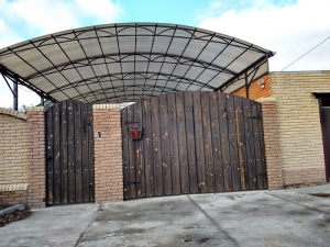 Ворота распашные обшитые деревом