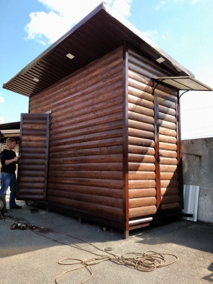 Туалет из дерева с мет. каркасом.