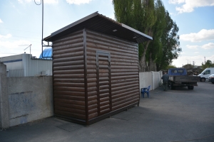 Туалет из дерева с мет. каркасом.