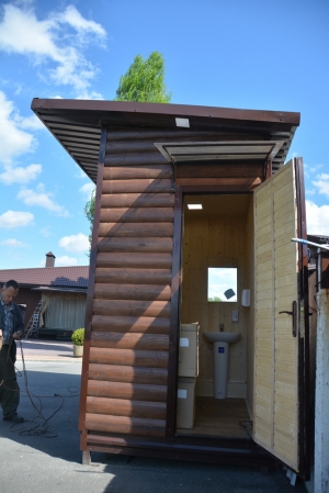 Туалет из дерева с мет. каркасом.