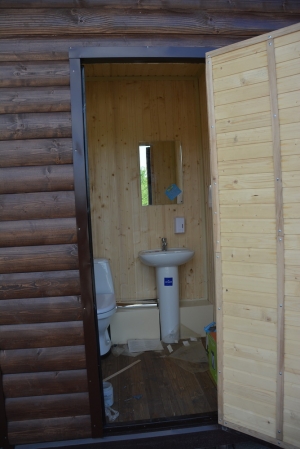 Туалет из дерева с мет. каркасом.