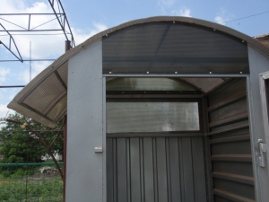 Туалет обшитый проф. настилом.