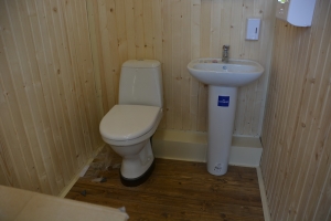 Туалет из дерева с мет. каркасом.