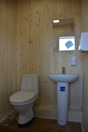 Туалет из дерева с мет. каркасом.