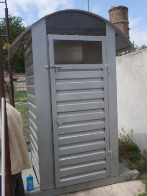 Туалет обшитый проф. настилом.