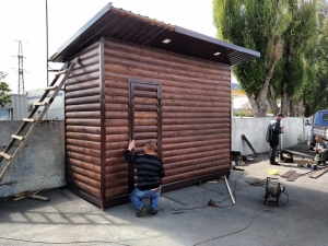 Туалет из дерева с мет. каркасом.