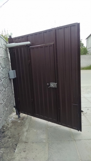 Ворота распашные обшитые проф. настилом
