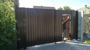 Ворота распашные обшитые проф. настилом