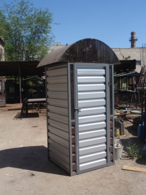 Туалет обшитый проф. настилом.