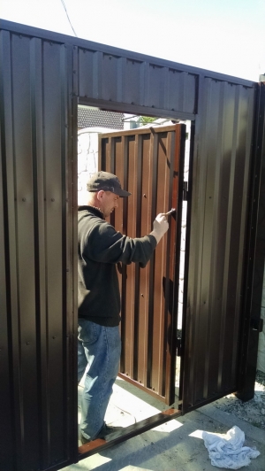 Ворота распашные обшитые проф. настилом