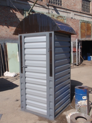 Туалет обшитый проф. настилом.