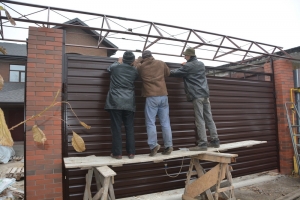 Ворота распашные обшитые проф. настилом