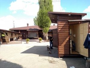 Туалет из дерева с мет. каркасом.