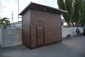 Туалет из дерева с мет. каркасом.