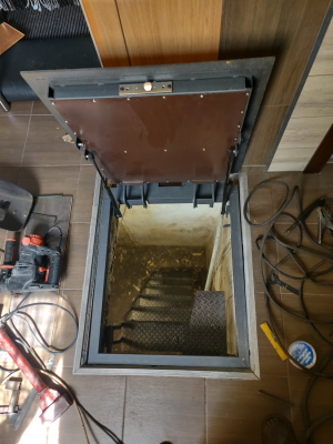 Люк в подвал под ламинат.