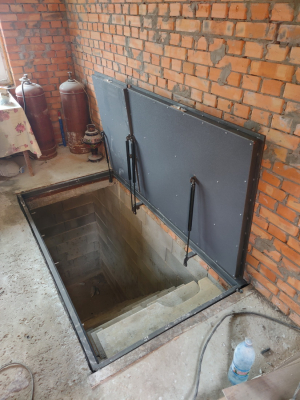 Люк двустворчатый с наружными петлями.