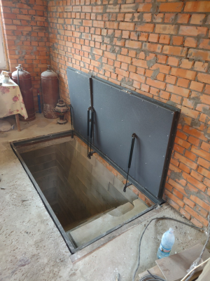 Люк двустворчатый с наружными петлями.