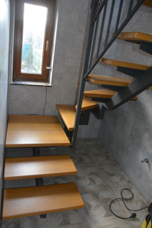 Обшитая лестница на одном косоуре.