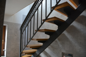 Обшитая лестница на одном косоуре.