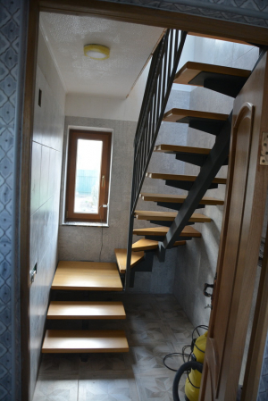 Обшитая лестница на одном косоуре.