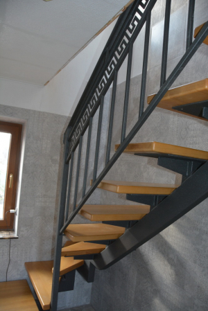 Обшитая лестница на одном косоуре.