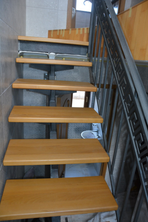 Обшитая лестница на одном косоуре.