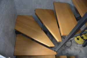 Обшитая лестница на одном косоуре.