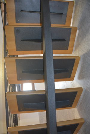 Обшитая лестница на одном косоуре.