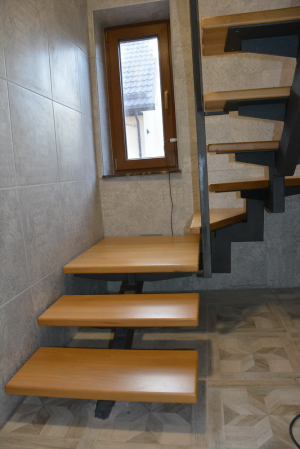 Обшитая лестница на одном косоуре.