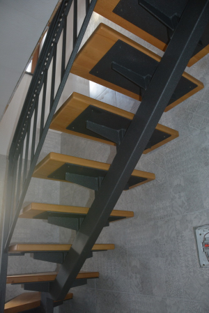 Обшитая лестница на одном косоуре.