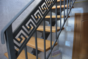 Обшитая лестница на одном косоуре.