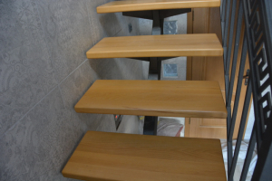 Обшитая лестница на одном косоуре.