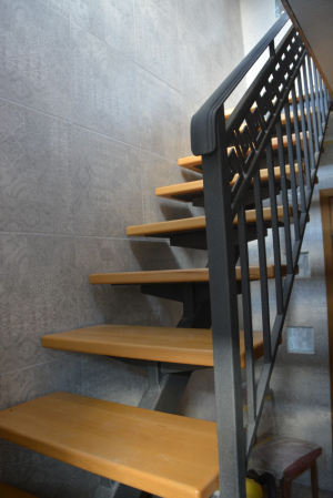 Обшитая лестница на одном косоуре.