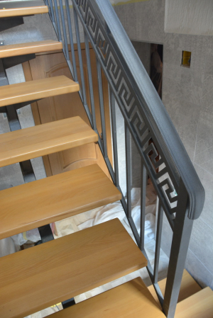 Обшитая лестница на одном косоуре.